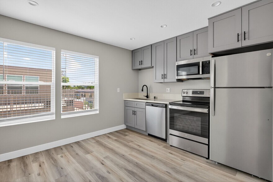 Building Photo - 113 S Lillie Ave