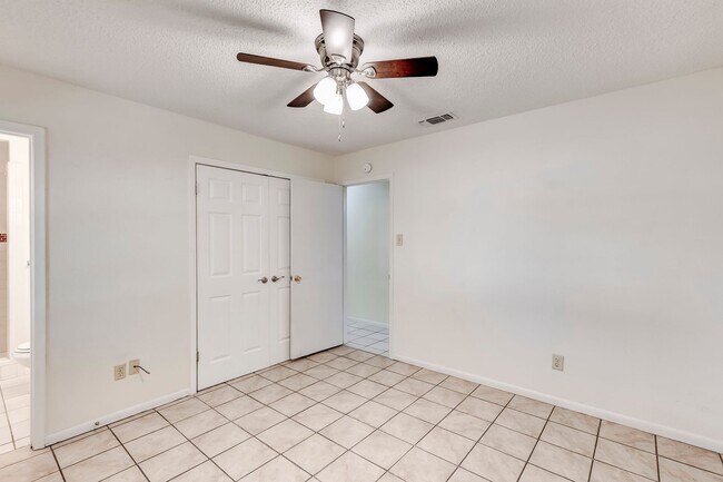 Building Photo - 2404 Andover Dr