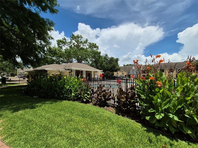 Building Photo - 10305 Briar Forest Dr