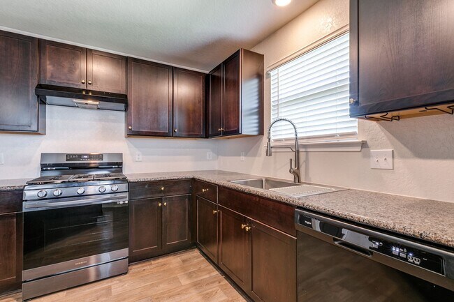 Building Photo - BEAUTIFUL 3-BEDROOM D.R. HORTON HOME IN RE...