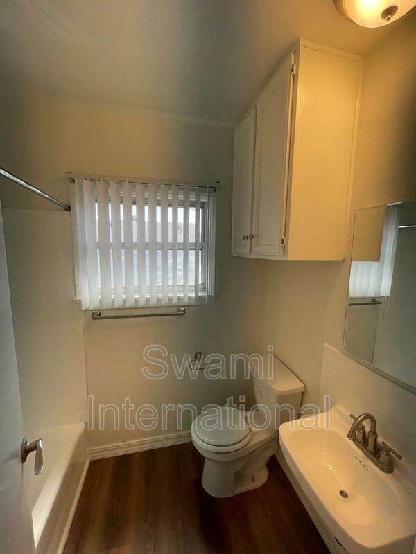 Building Photo - 833 W 97th St