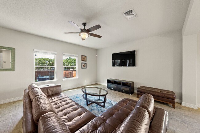 Building Photo - 2 WEEKS FREE RENT w/ 12 Month Lease!!!!!