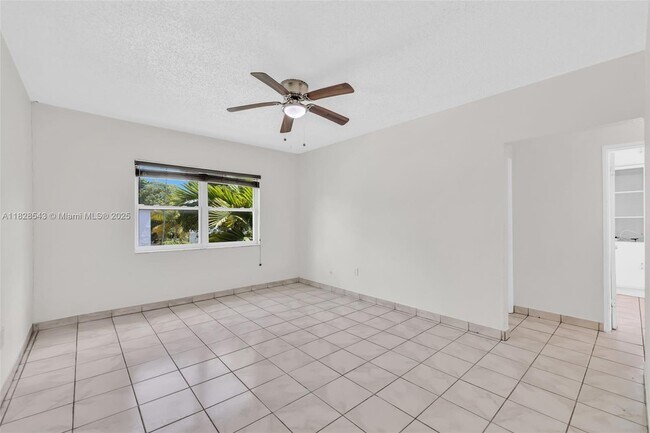 Building Photo - 3762 SW 27th St