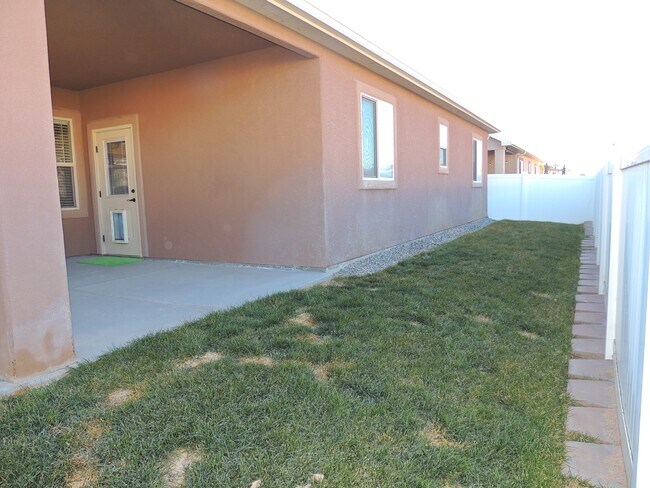 Building Photo - 663 Chalisa Ave