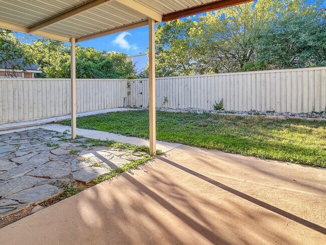 Building Photo - Updated Gem Near Thousand Oaks