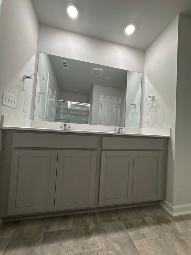 Building Photo - $500 Move-In Incentive for May Move-In!