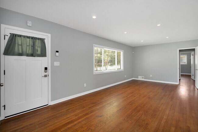 Building Photo - 3 bedroom 2 bath home in a great area filled with tons of extras you will LOVE!