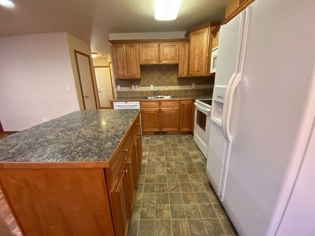 Building Photo - Centrally Located Townhouse w/ Single Car Garage!