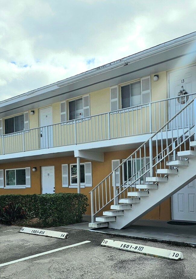 Building Photo - 1501 Crescent Cir