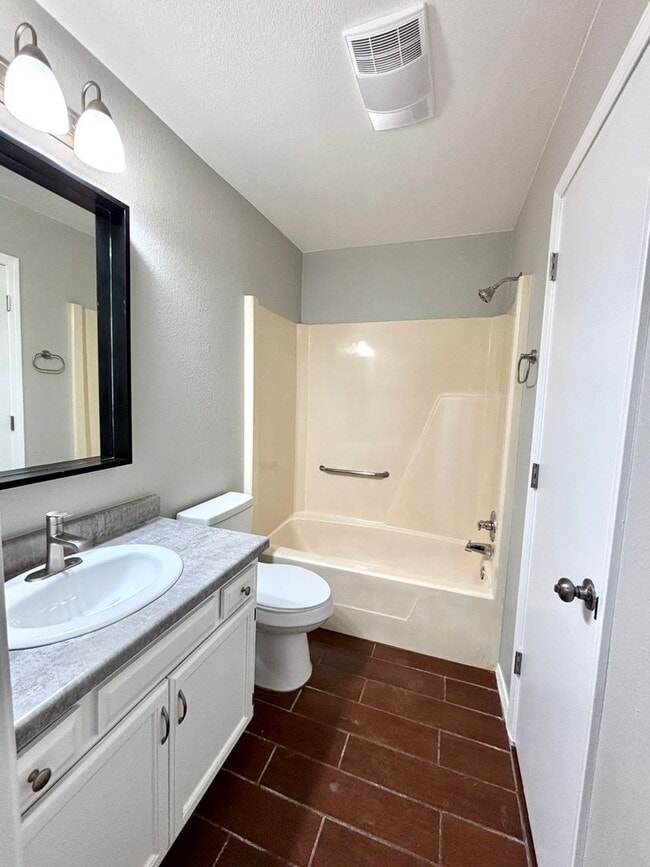 Building Photo - One bedroom, Two Car Garage