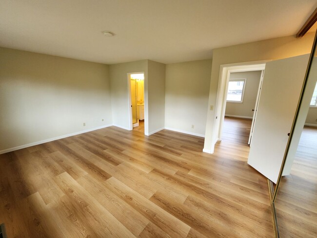 Building Photo - Very nice 2 Bed/ 1.5 Bath /1,263 Sqft Waln...