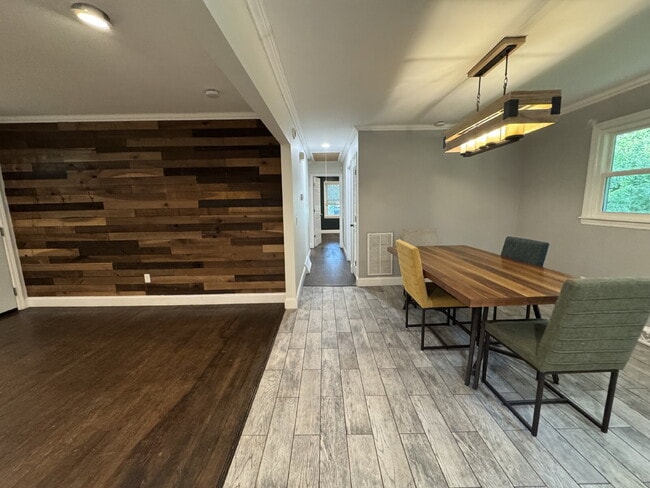 Building Photo - Updated home in Pendleton - Fenced in Yard (Pet Friendly)