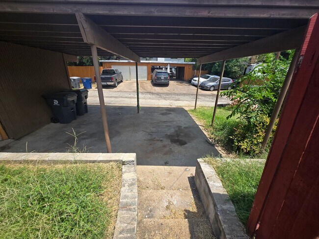 Building Photo - 3 Bedroom/2 Bathroom/2 Covered Parking Places - Remodeled
