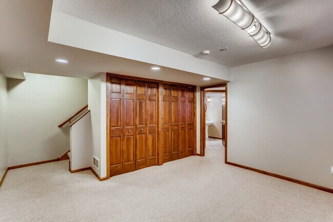 Building Photo - 490 Laurel Ave