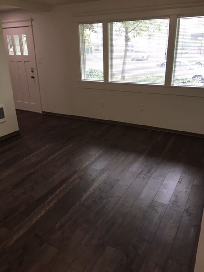 Building Photo - Gorgeous Recently updated 3 bed House Just Blocks from Campus!