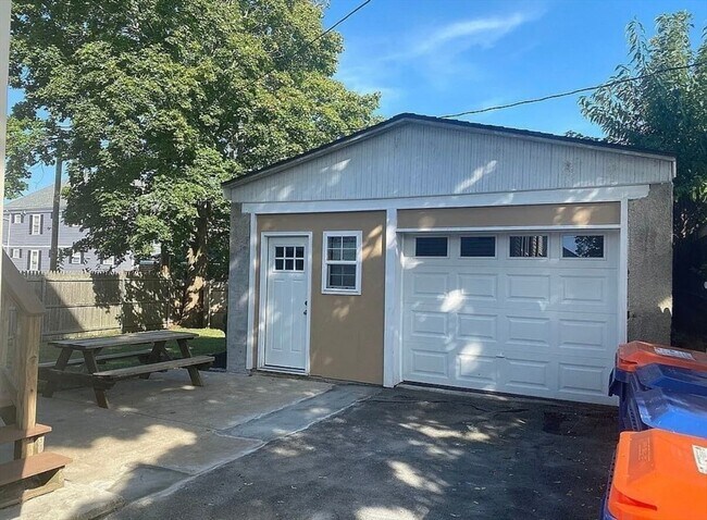 Building Photo - 10 Baylies St