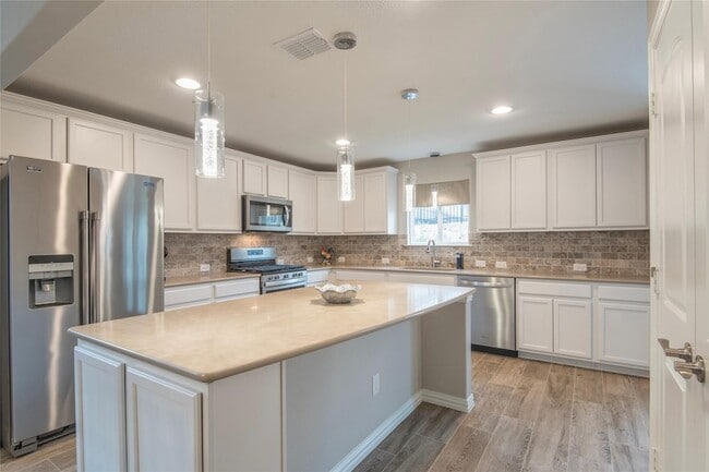 Building Photo - 7633 Rampart Dr