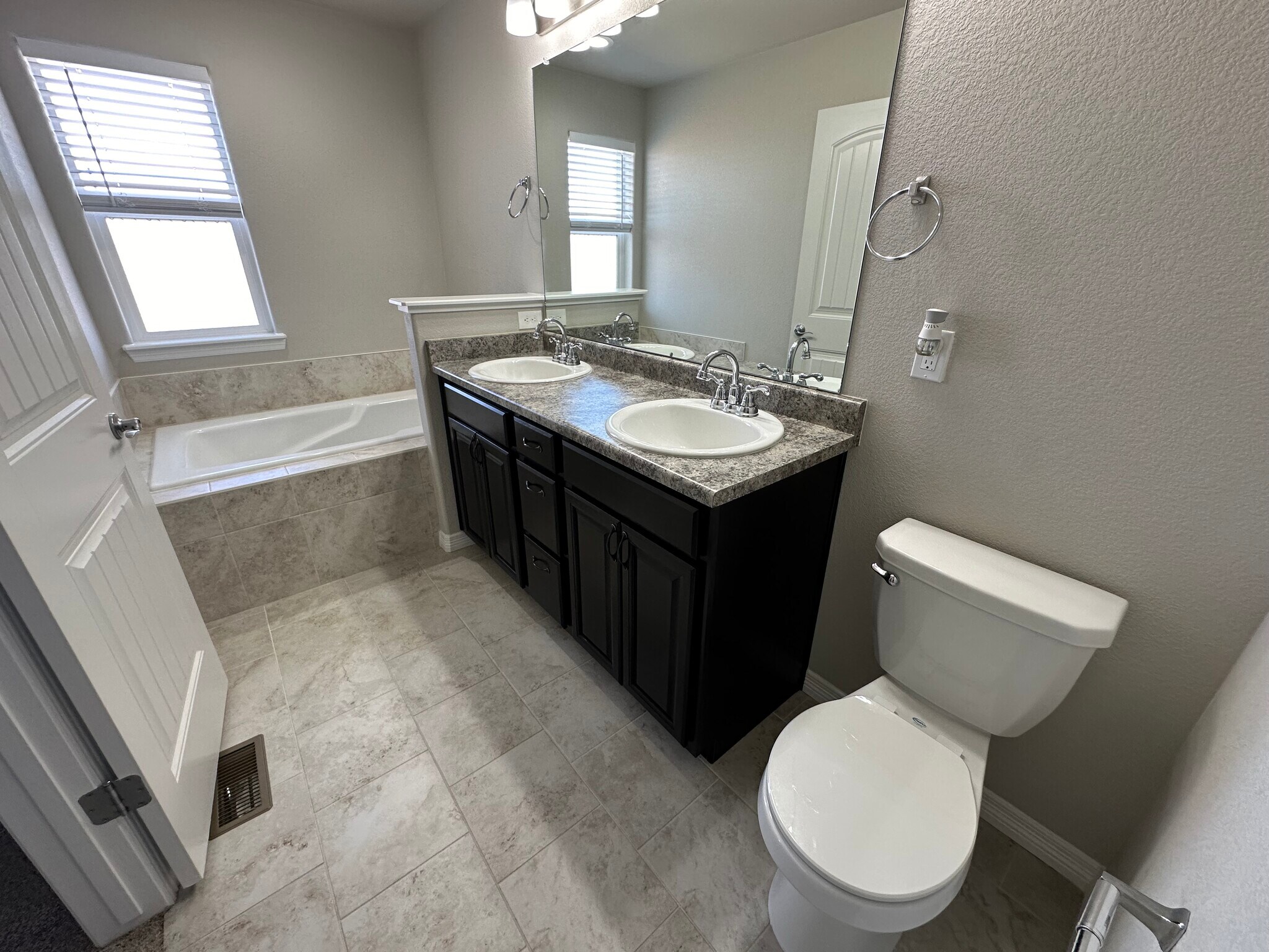 Building Photo - 9960 Castor Dr