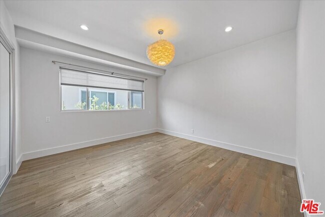 Building Photo - 1455 S Castello Ave