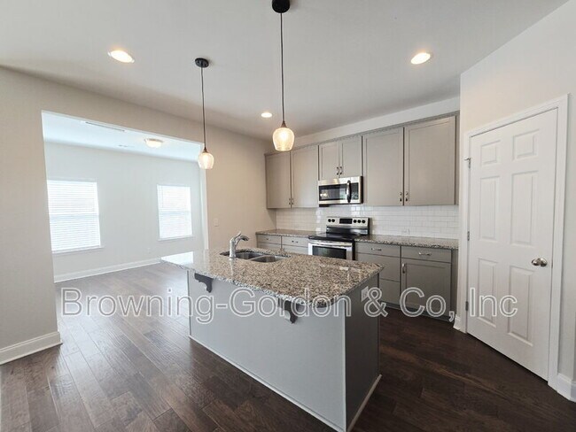 Building Photo - 554 Oakvale Ln
