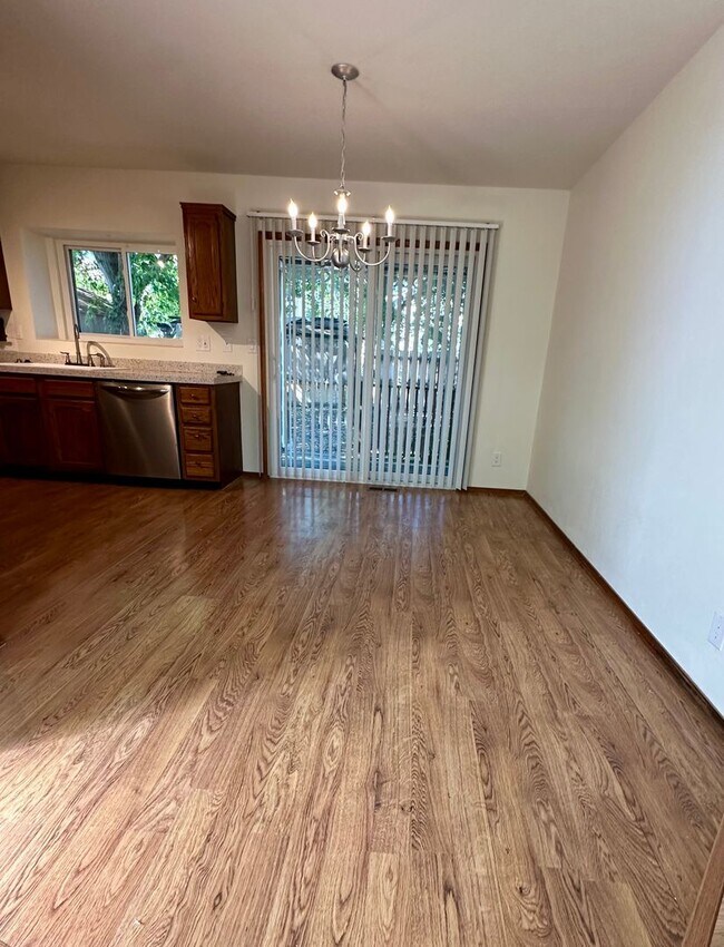 Building Photo - BEAUTIFULLY UPDATED 3BD HOME NEAR FORT CARSON