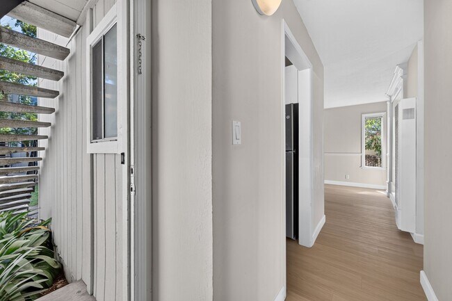 Building Photo - Beautifully Updated 2BR Condo with New Appliances & Community Pool