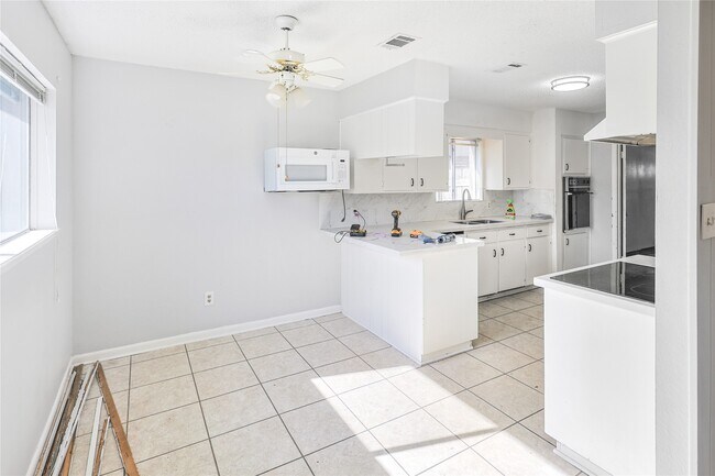 Building Photo - 2719 Meadow Ln