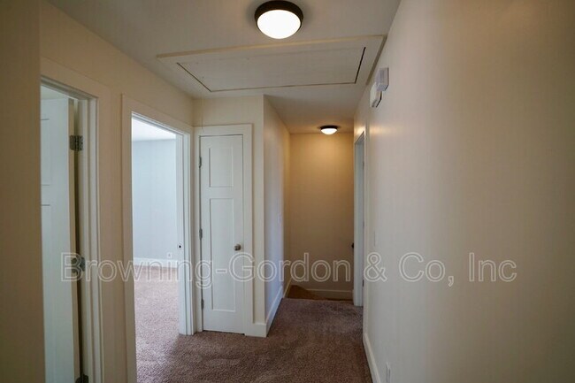 Building Photo - 110 W Mill Dr