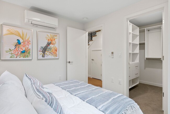 Building Photo - Beautiful Eastlake Condo