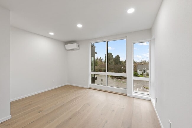 Building Photo - 3 bed /3 bath newer townhome in Green Lake!
