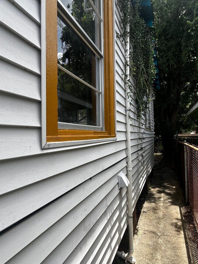 Building Photo - 2331 Saint Anthony St