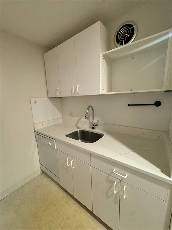 Building Photo - 144 Kenrick St