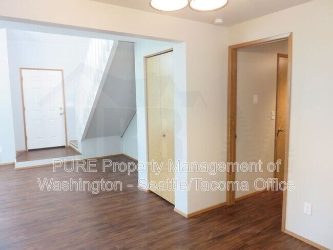 Building Photo - 511 Malibu Dr SE