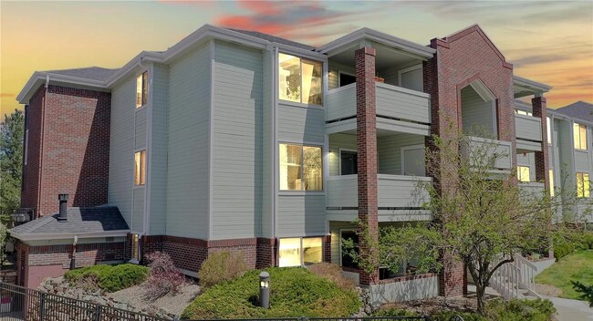 Building Photo - "Charming 1-Bedroom Condo with Mountain Views & Pool in Prime Boulder Location!"