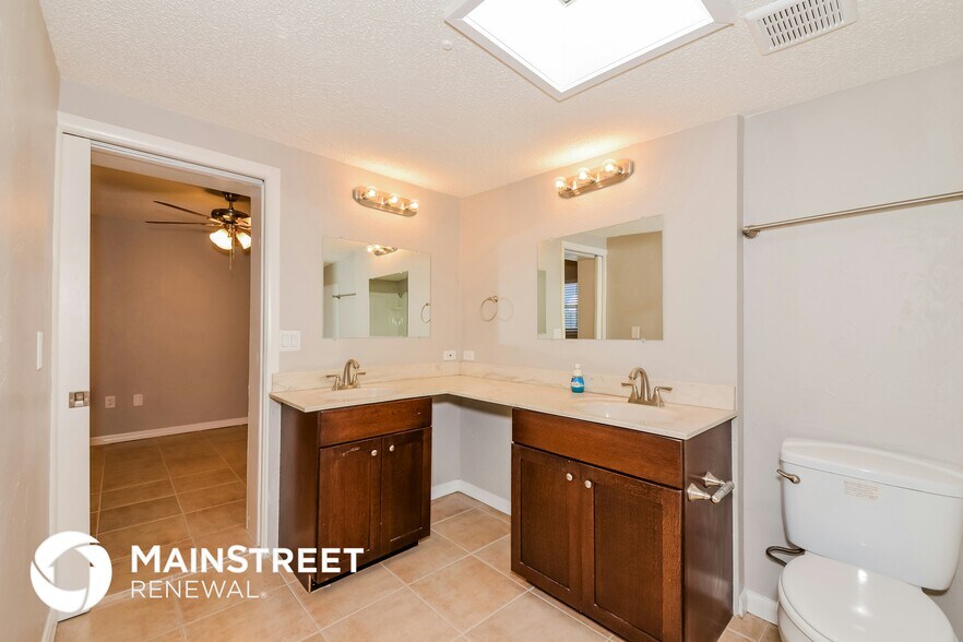 Building Photo - 2426 Stratford Dr