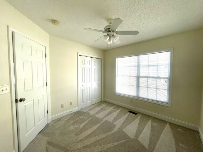 Building Photo - 3 Bedroom, 2.5 Bath Town Home - Large Back...