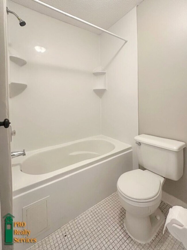 Building Photo - Recently Remodeled 1 Bedroom Condo