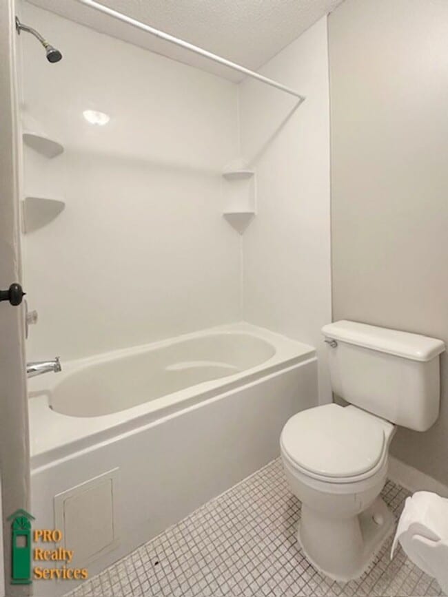 Building Photo - Recently Remodeled Condo **Free August Ren...