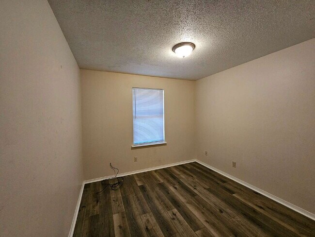 Building Photo - Spacious 3 Bedroom, 2 Bath Duplex in Northeast Pensacola