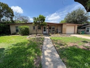 Building Photo - 318 Sprucewood Ln