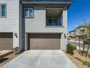 Building Photo - Bright Townhome in Gated Community!