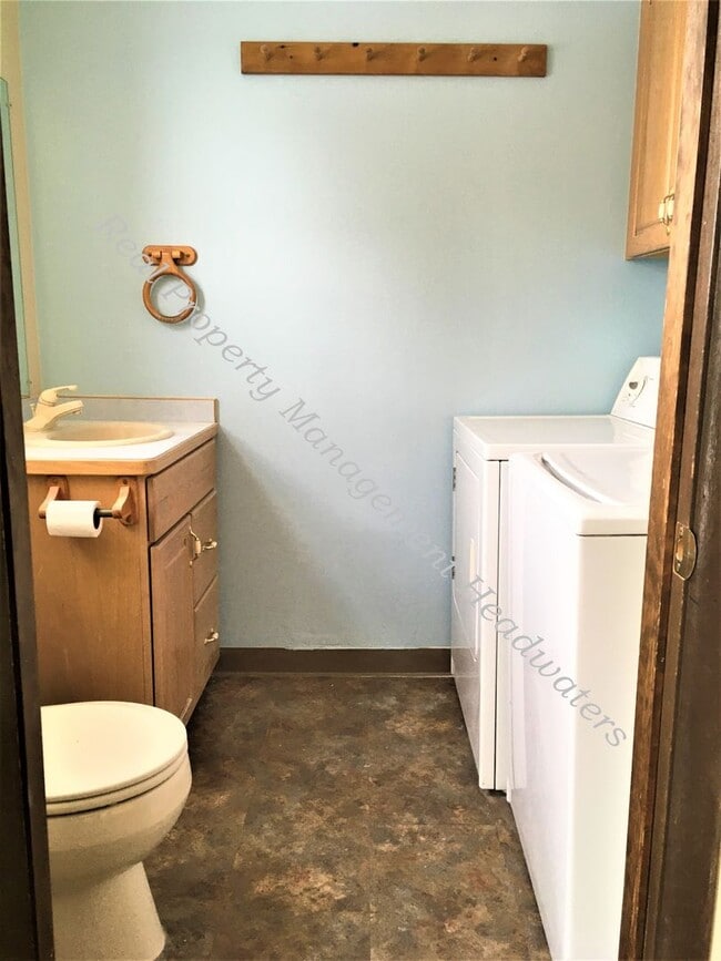 Building Photo - 5 Bedroom 3-1/2 Bath House For Rent