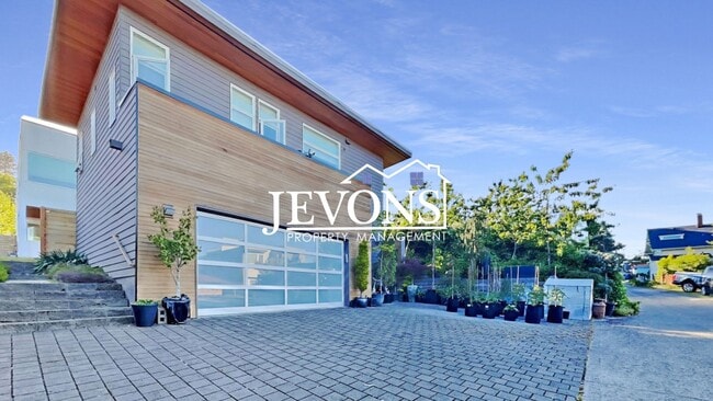 Building Photo - Luxury single-family home with inclusive water, sewer, and garbage