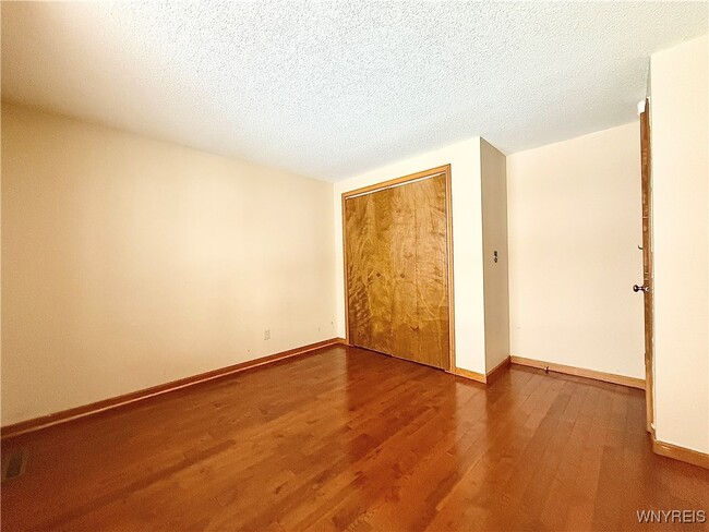 Building Photo - 8 Hummingbird Ln