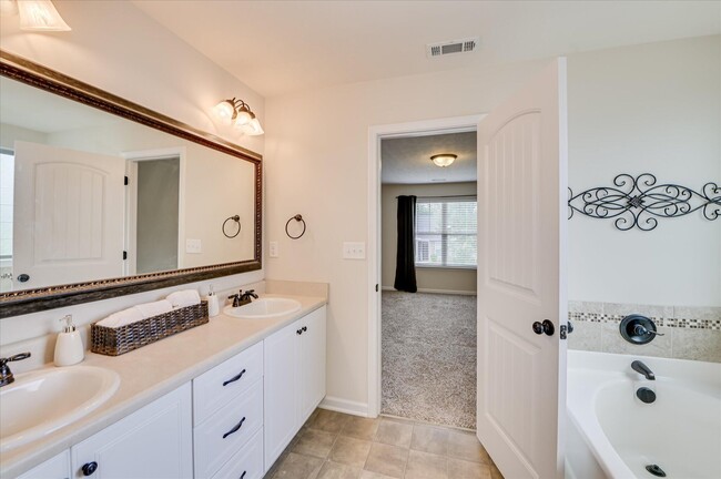 Building Photo - 880 Westlawn Dr