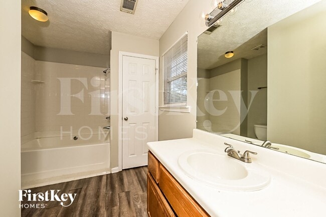 Building Photo - 215 Brooks Dr