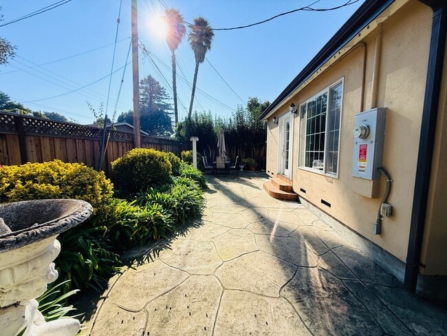 Building Photo - Great 1 Bedroom Home With In Unit Laundry and Private Patio in Menlo Park