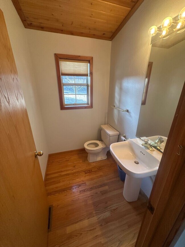 Building Photo - Long Term Glenshire Rental 3 Bed, 2.5 Bath 3 Car Garage