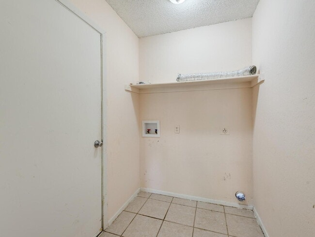 Building Photo - "Cute 3-Bed 2-Bath Townhome in Hurst!"