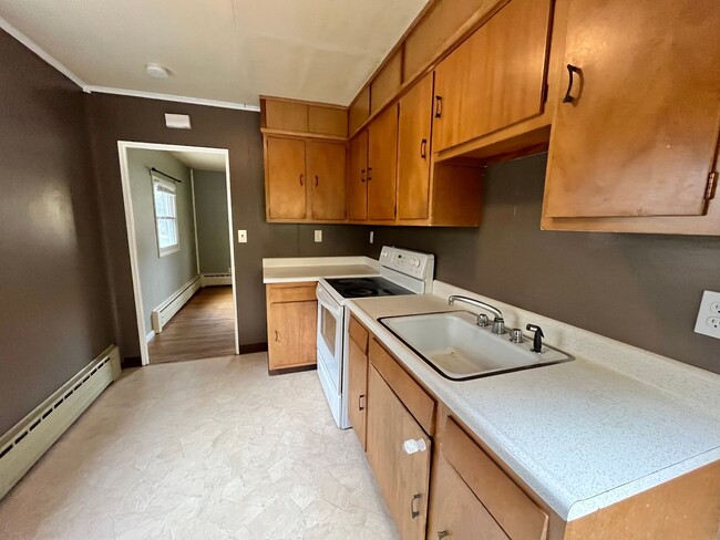 Building Photo - AVAILABLE May - 2 Bed 1 Bath Wooded Back Yard